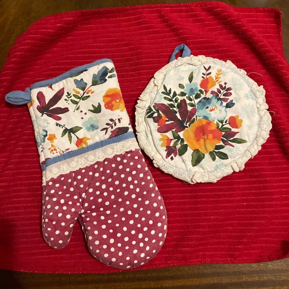 NWOT 2 Piece Set Oven Mitts Pupner Women